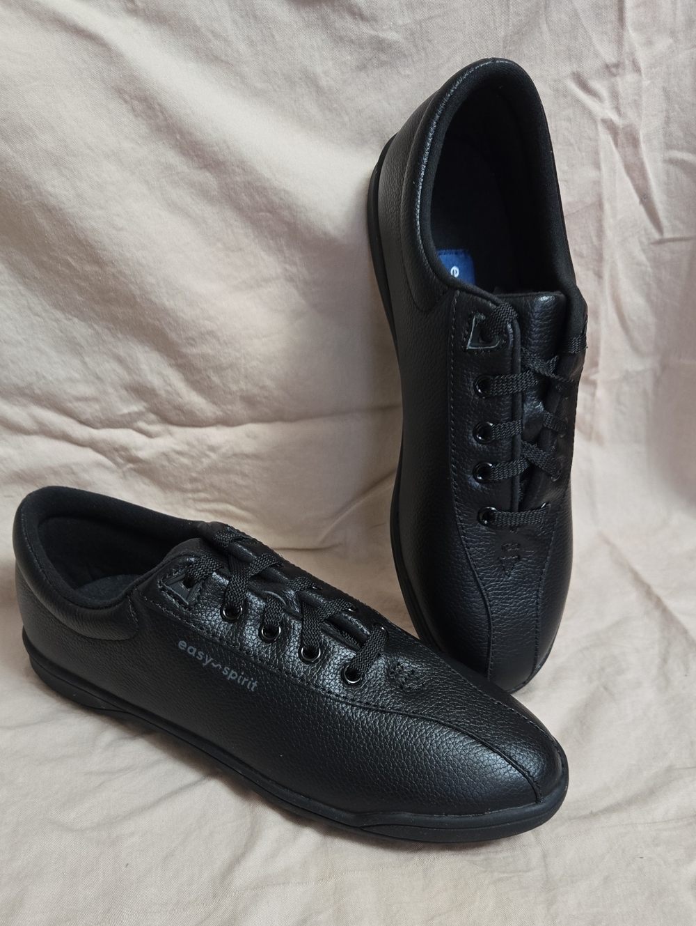 BNIB Easy Spirit Women’s Black Leather Lace-Up Sneakers